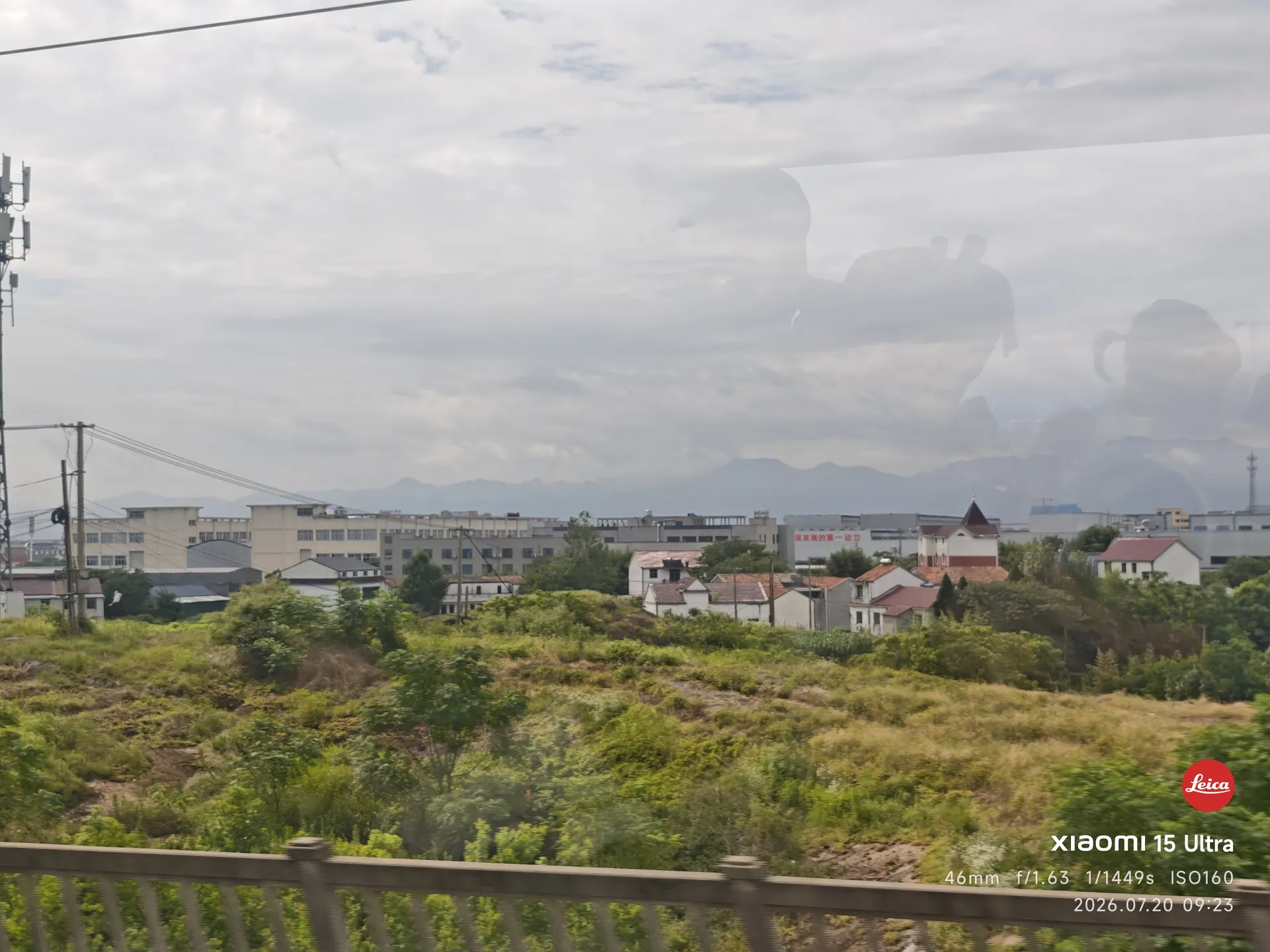 车窗外掠过的乡野与田地