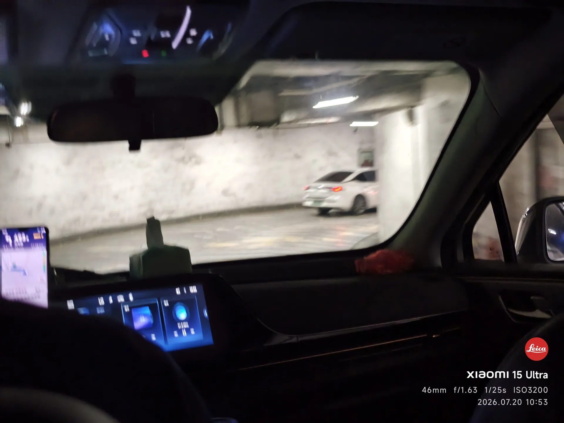 地下车库里的网约车