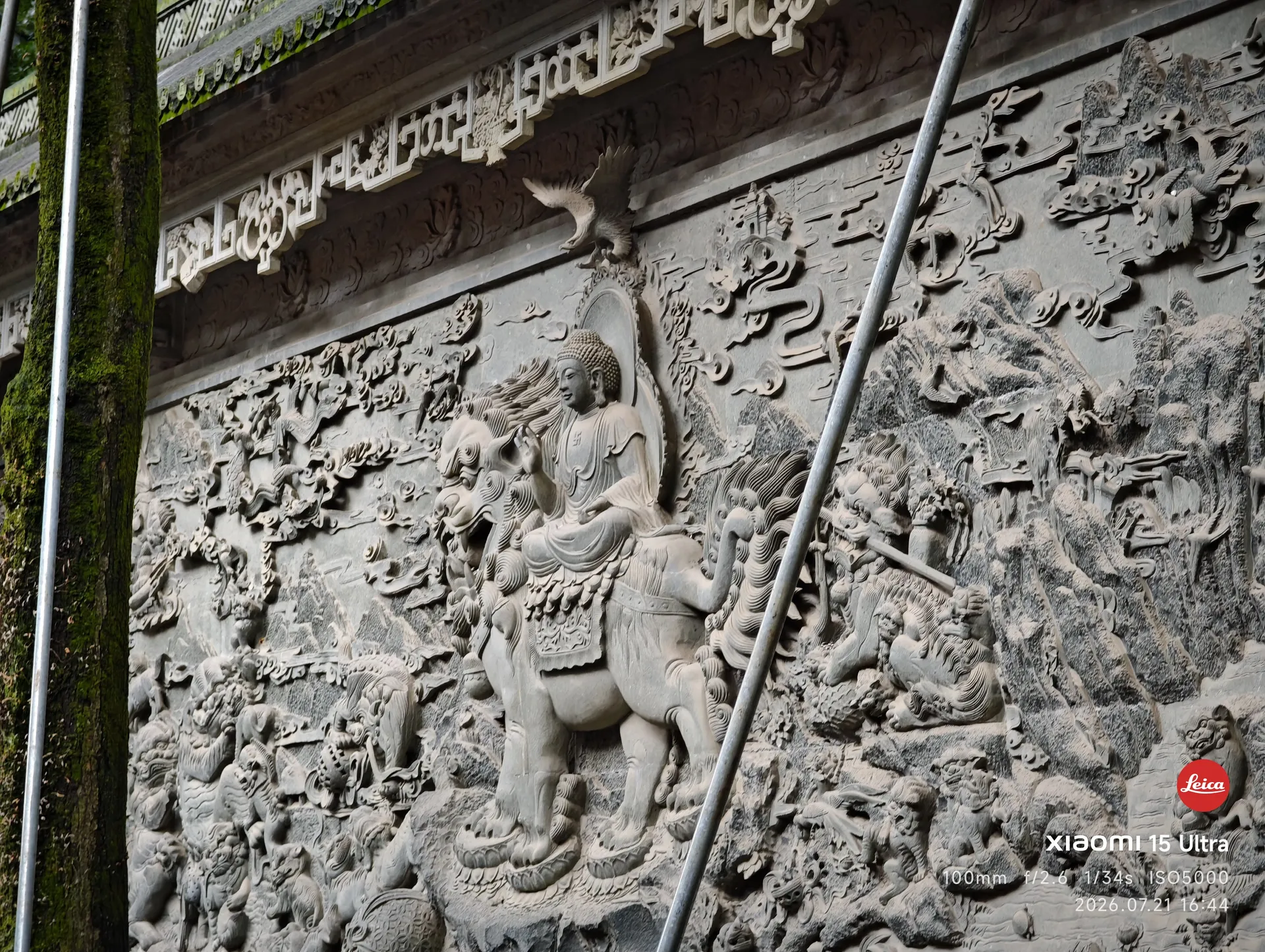 灵隐寺庭院里的香炉与古树
