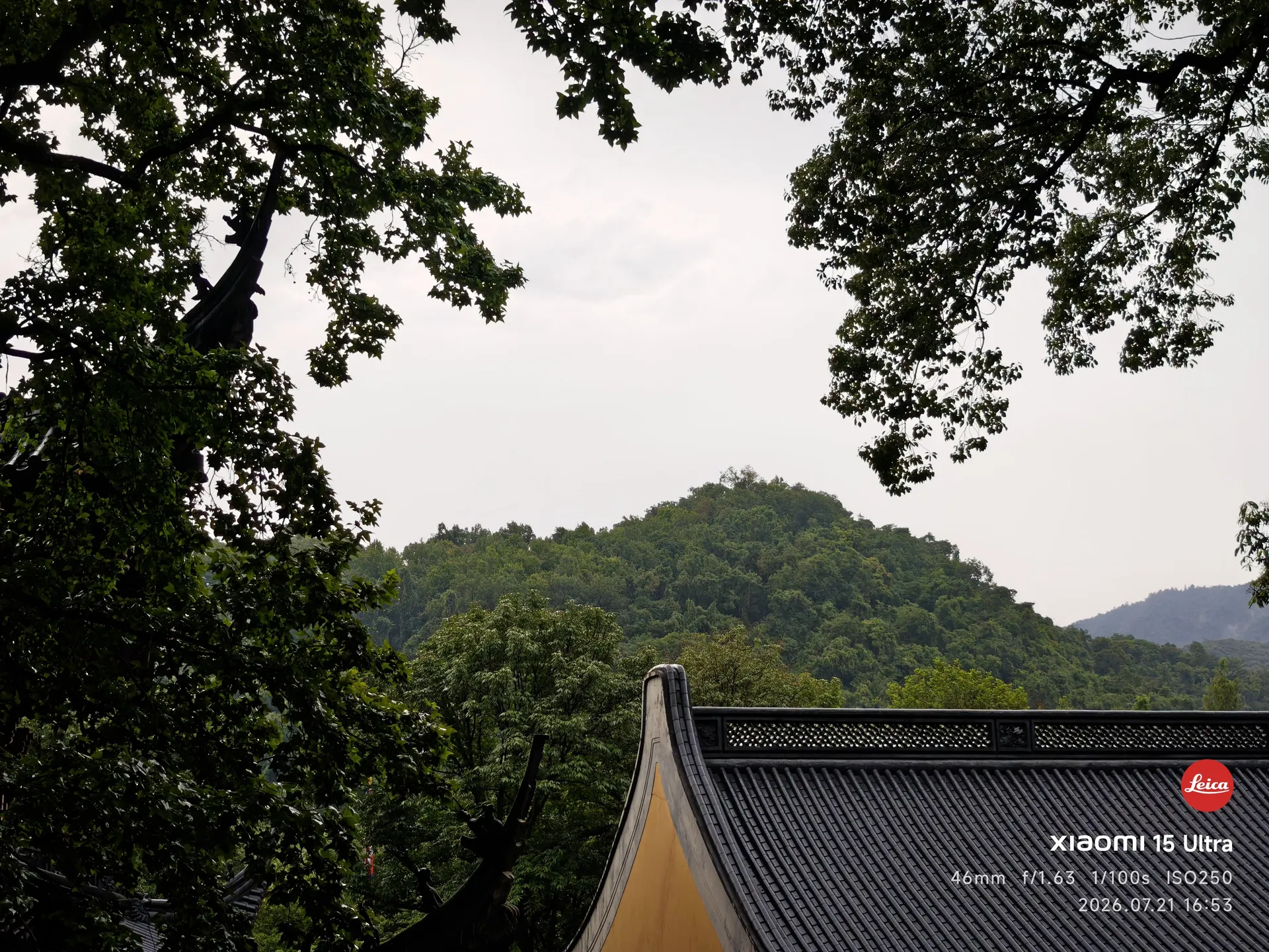 灵隐寺屋檐与远处的山林