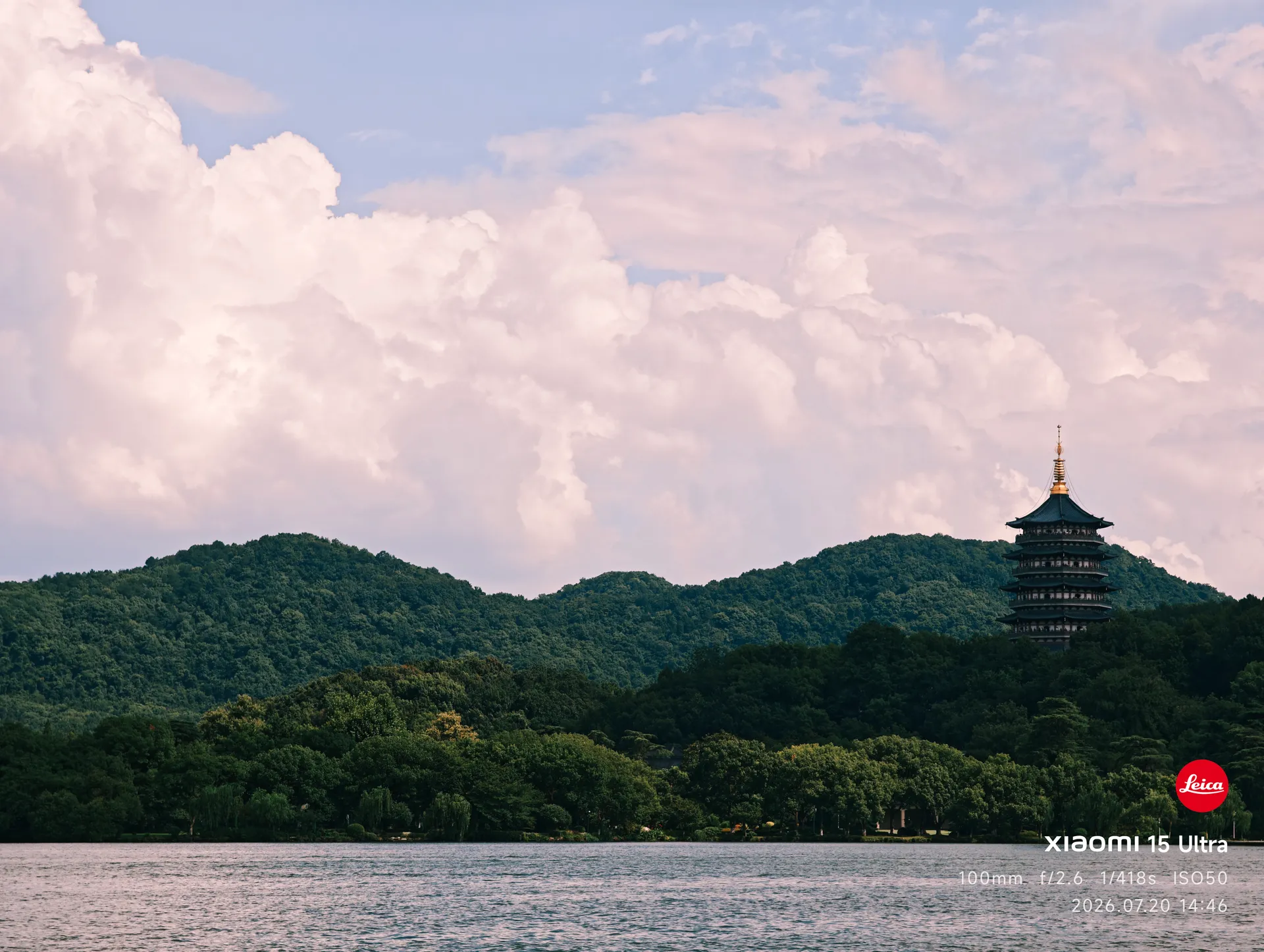 盛夏的西湖：湖面、远山与岸边的树